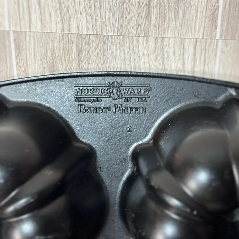 Nordic Ware Premium Black Non-Stick Mini Bundtlette Muffin Pan